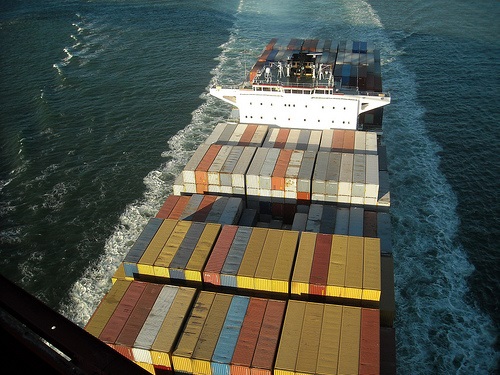 barco con contenedores